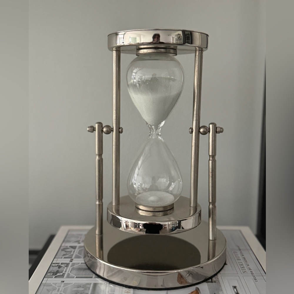 Metal hour glass